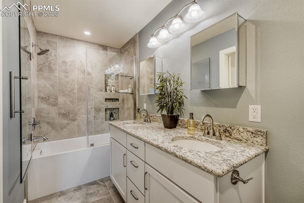 Image 19 of 50: Bathroom