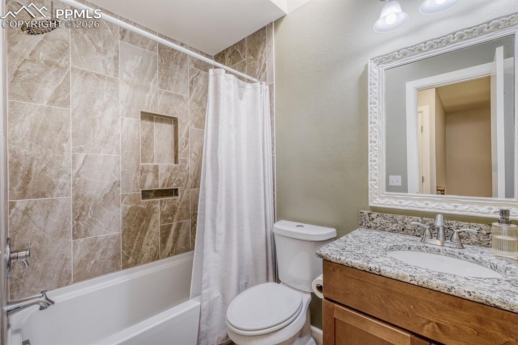 Image 21 of 50: Bathroom