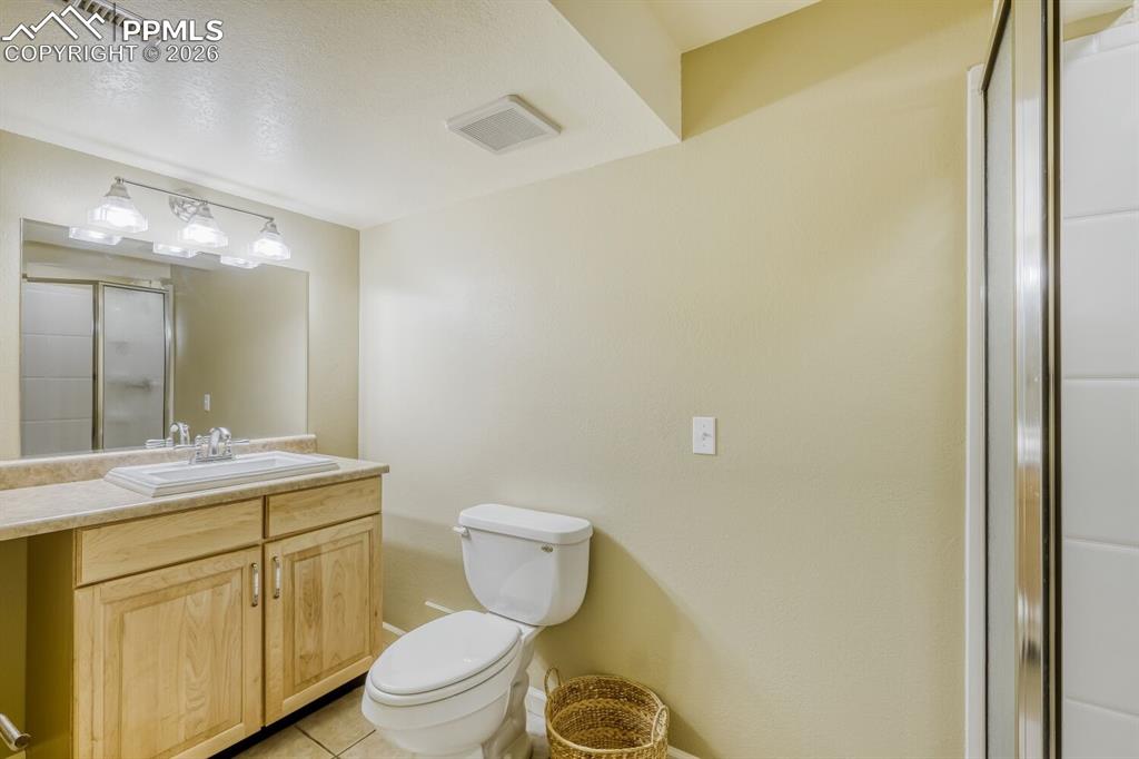 Image 24 of 50: Bathroom