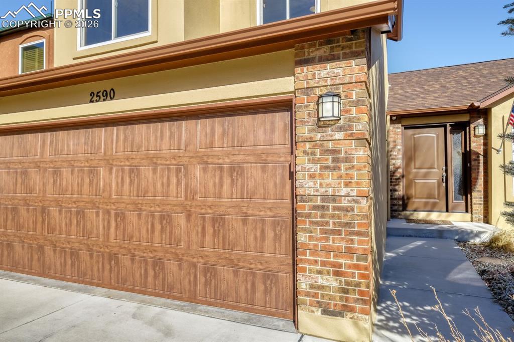 Image 28 of 50: Garage