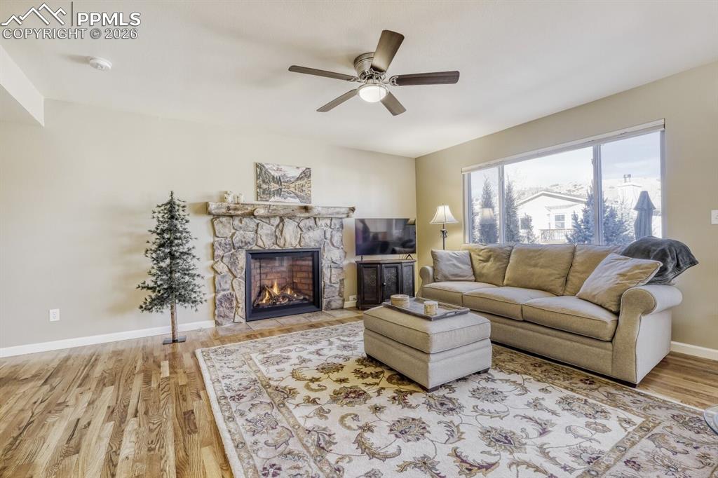 Image 4 of 50: Living Room