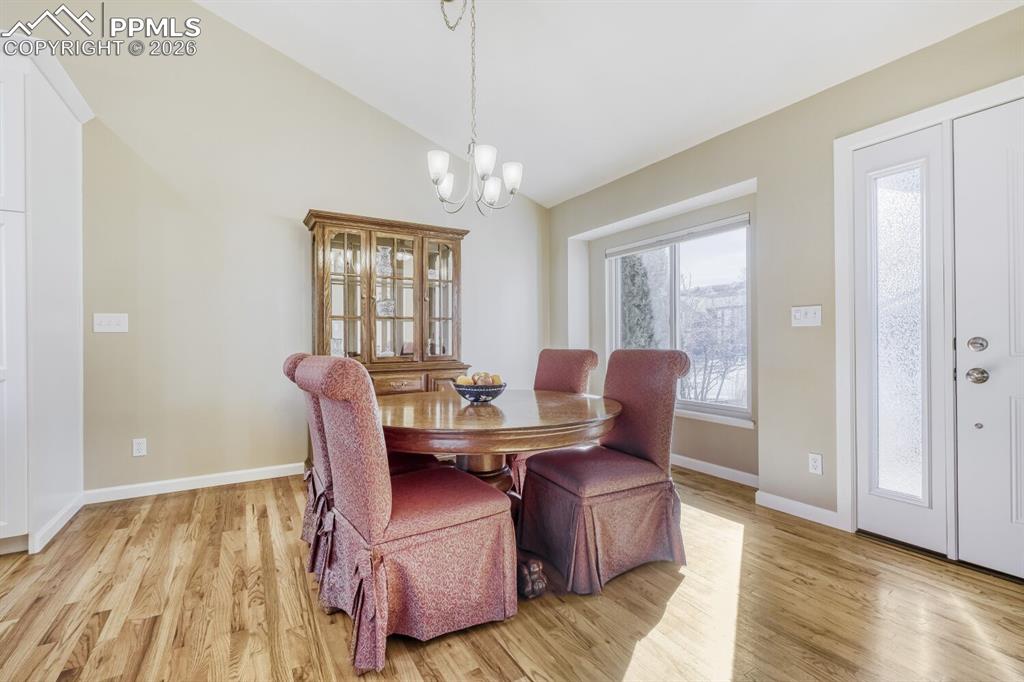 Image 7 of 50: Dining Area