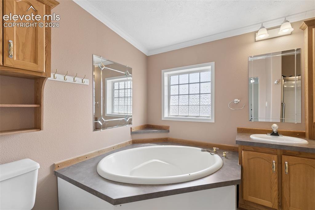 Image 22 of 46: Bathroom