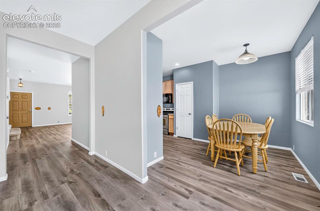 Image 10 of 26: Dining Area
