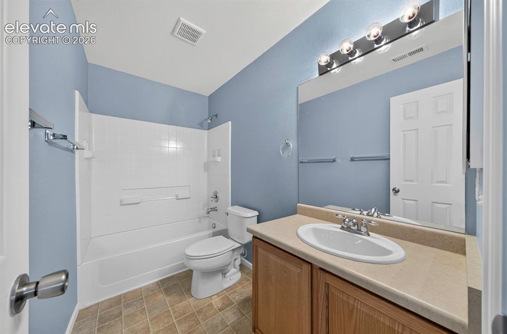 Image 18 of 26: Bathroom