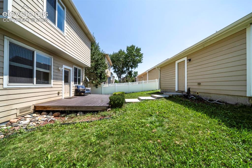 Image 20 of 26: Yard