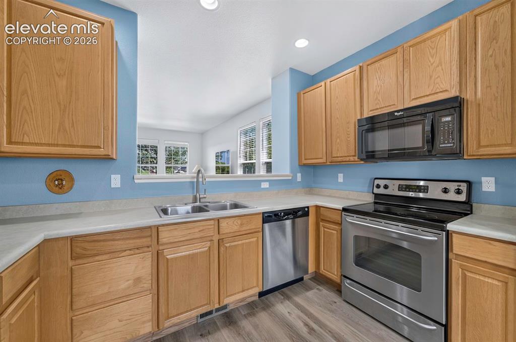 Image 7 of 26: Kitchen