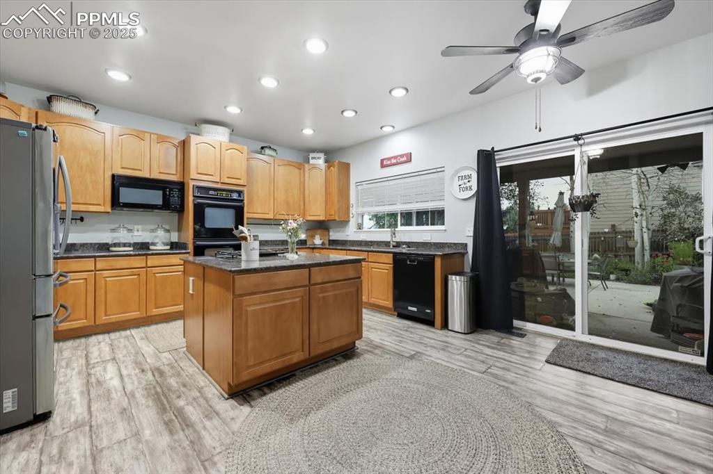 Image 14 of 41: Kitchen