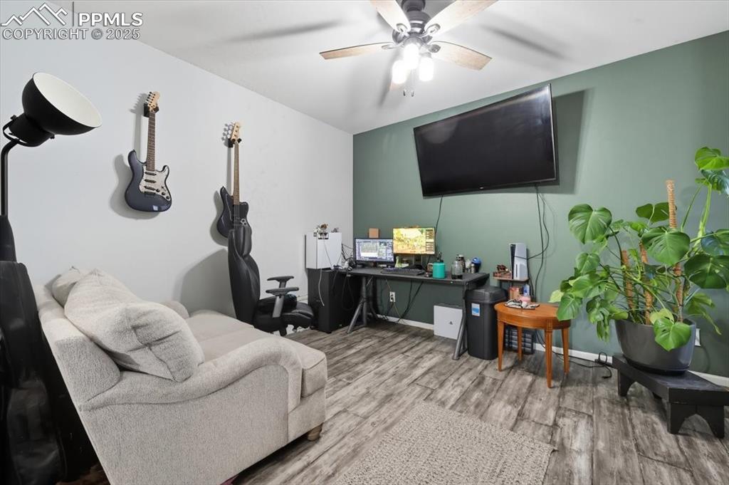 Image 17 of 41: Living Room