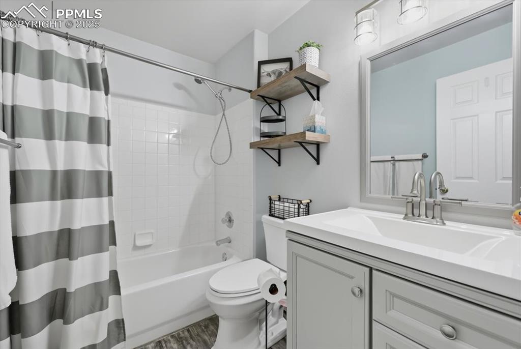 Image 26 of 41: Bathroom