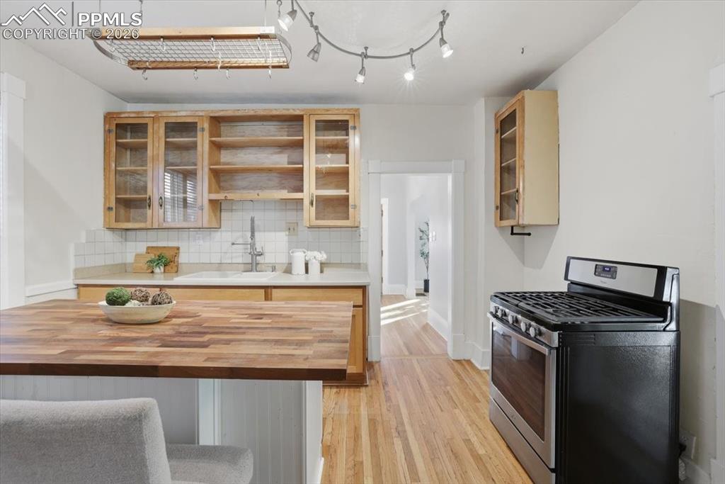 Image 12 of 48: Kitchen