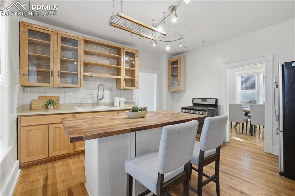 Image 14 of 48: Kitchen