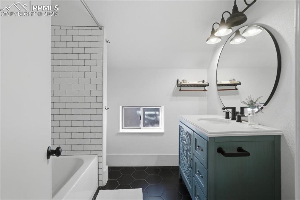 Image 26 of 48: Bathroom