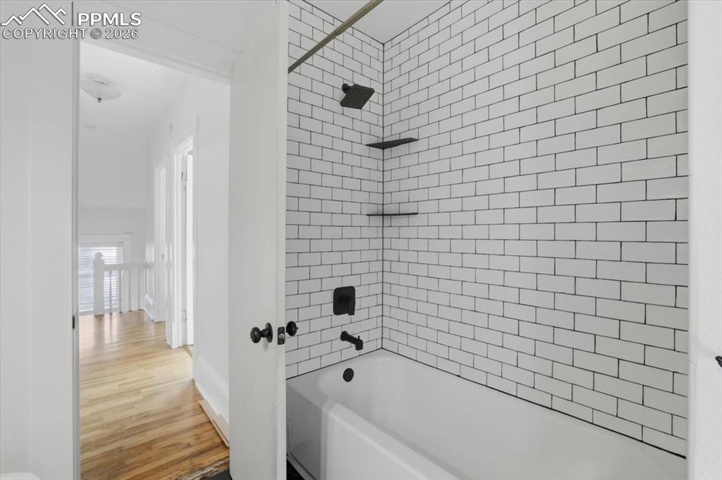 Image 27 of 48: Bathroom