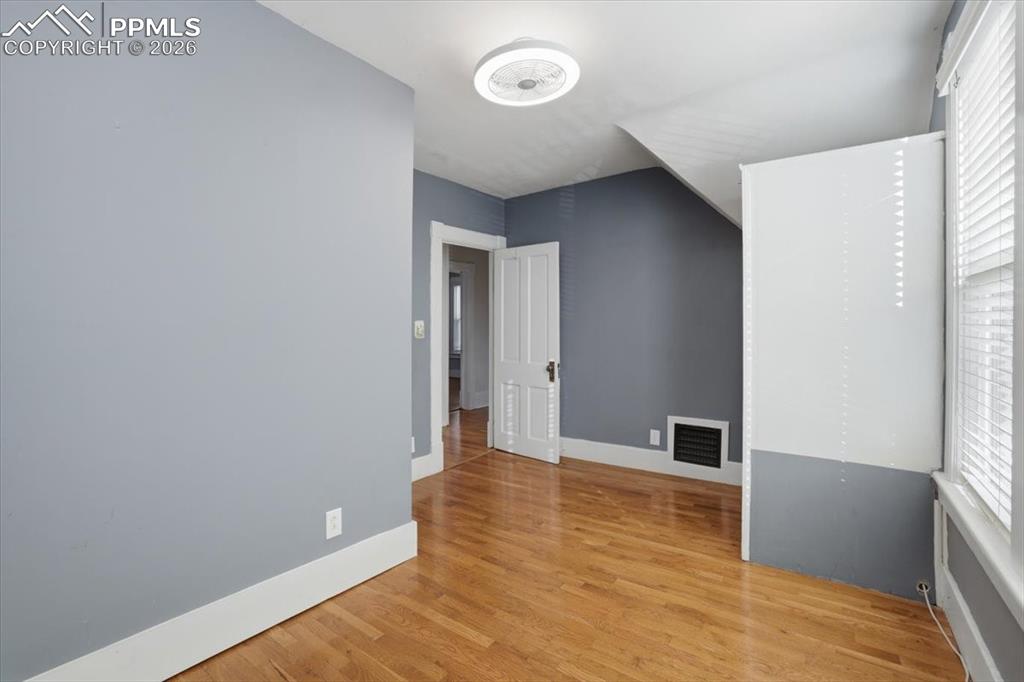 Image 32 of 48: Bedroom