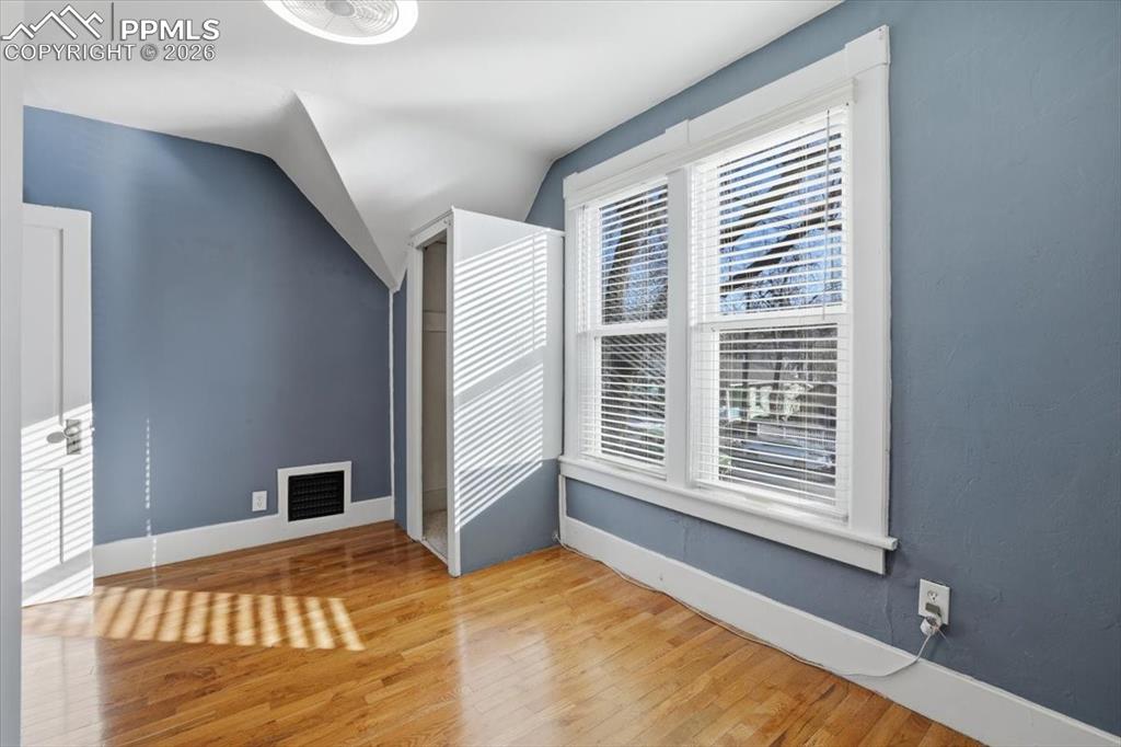 Image 33 of 48: Bedroom