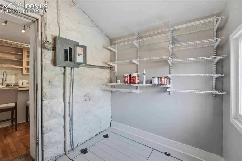 Image 36 of 48: Laundry