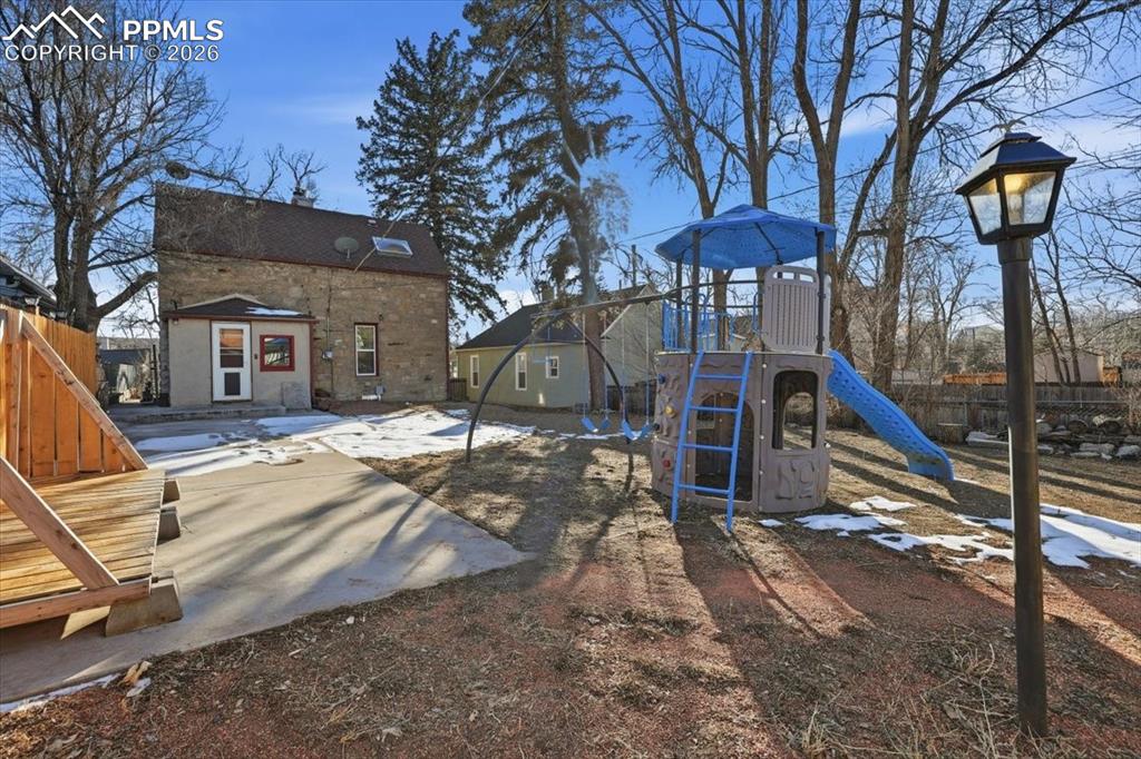 Image 40 of 48: Yard