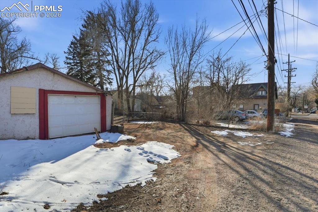 Image 43 of 48: Garage