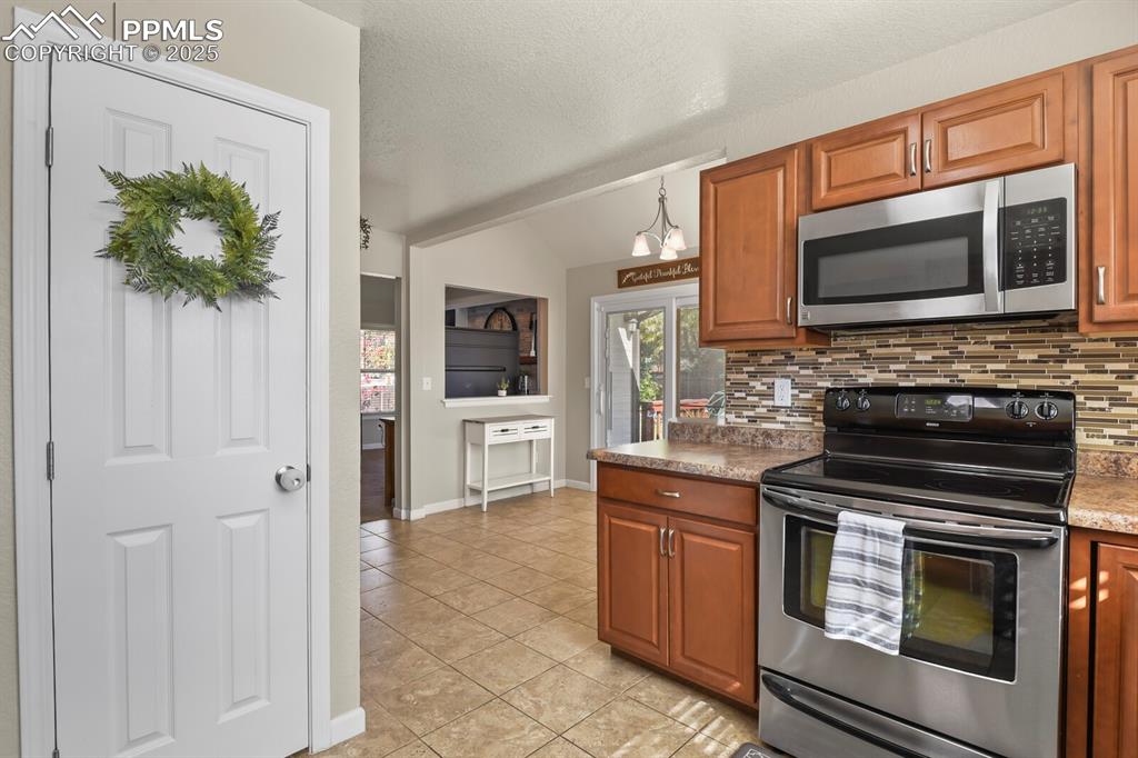 Image 14 of 50: Kitchen