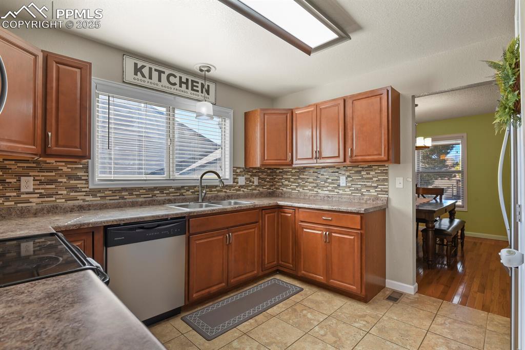 Image 16 of 50: Kitchen