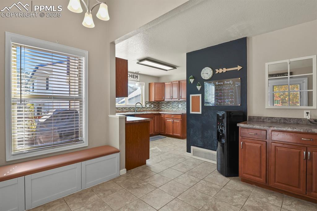 Image 17 of 50: Kitchen