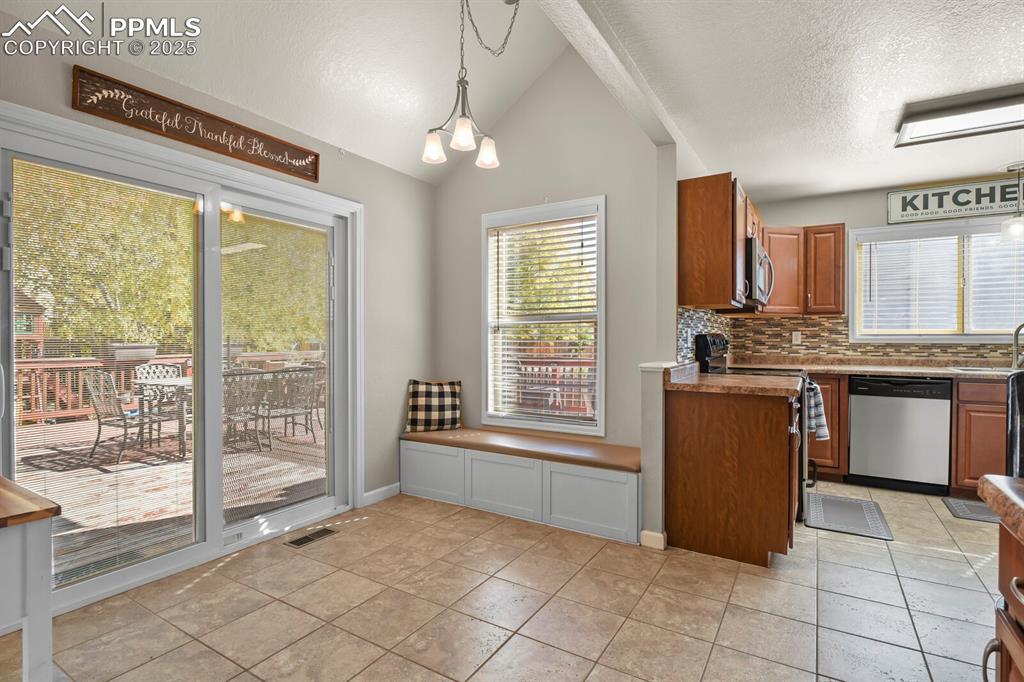 Image 19 of 50: Breakfast Area