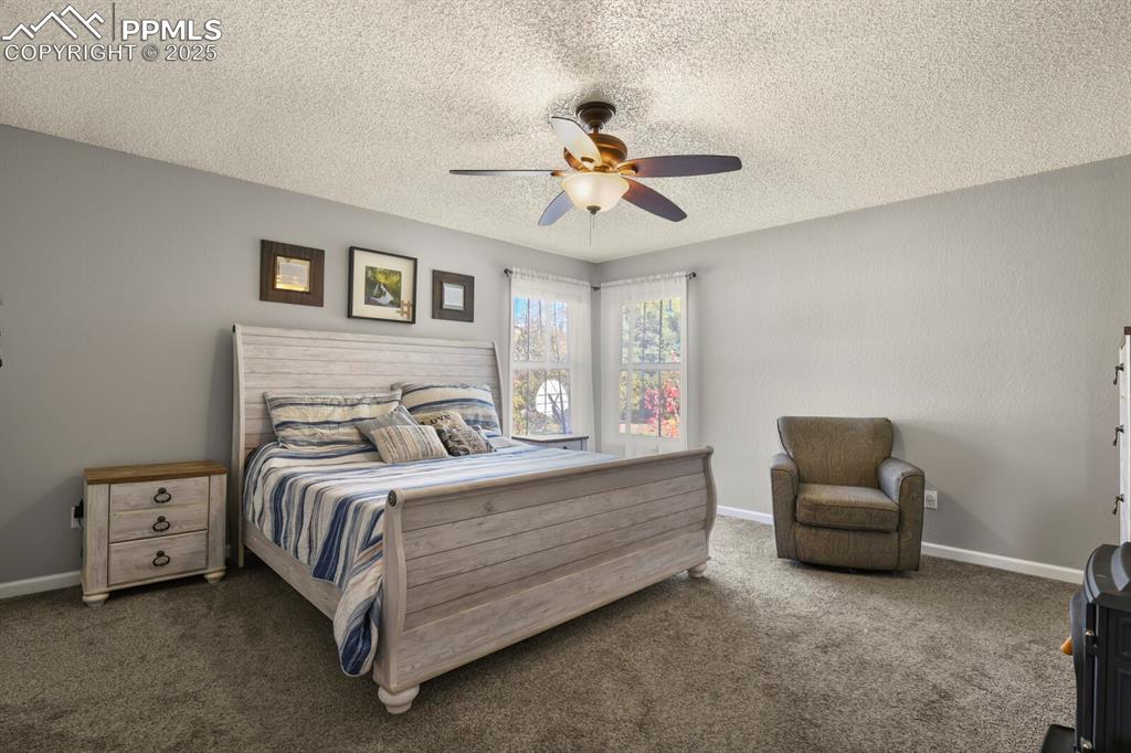 Image 27 of 50: Bedroom