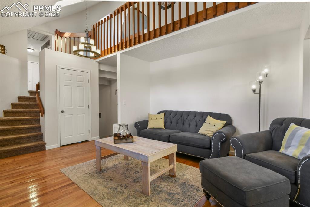 Image 7 of 50: Living Room