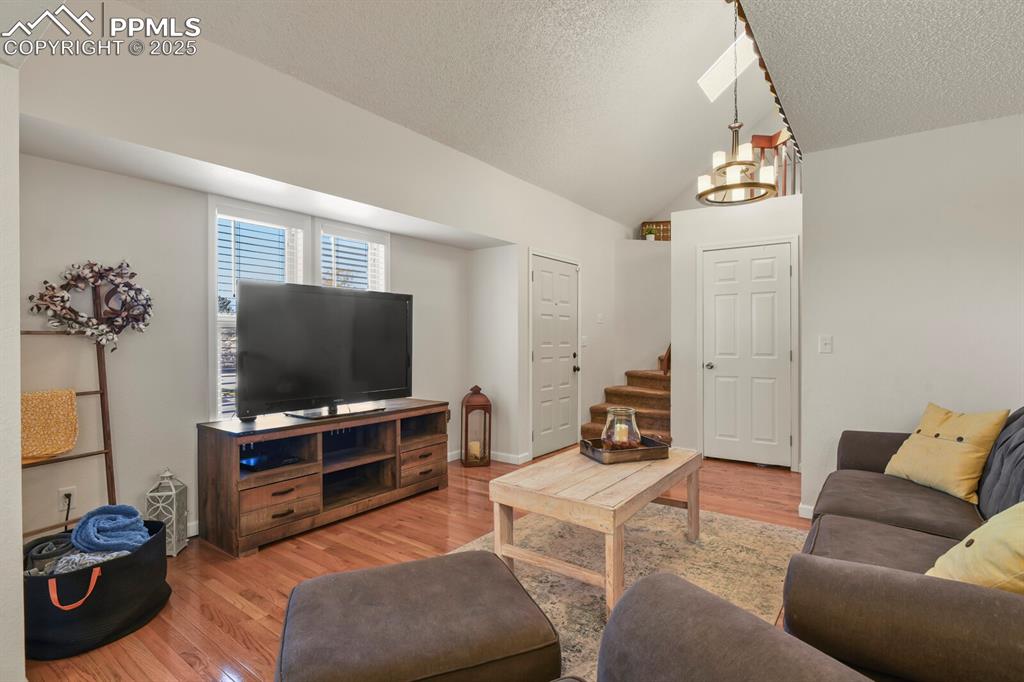 Image 8 of 50: Living Room