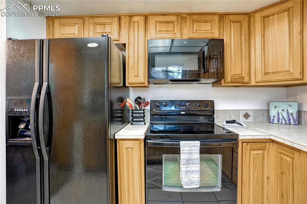 Image 14 of 38: Kitchen