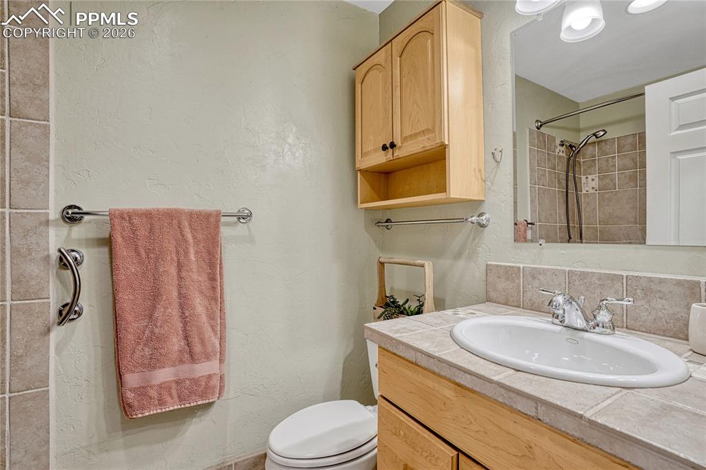 Image 16 of 38: Bathroom