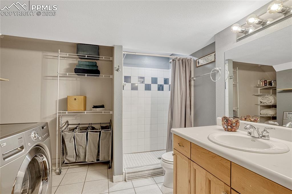 Image 24 of 38: Bathroom