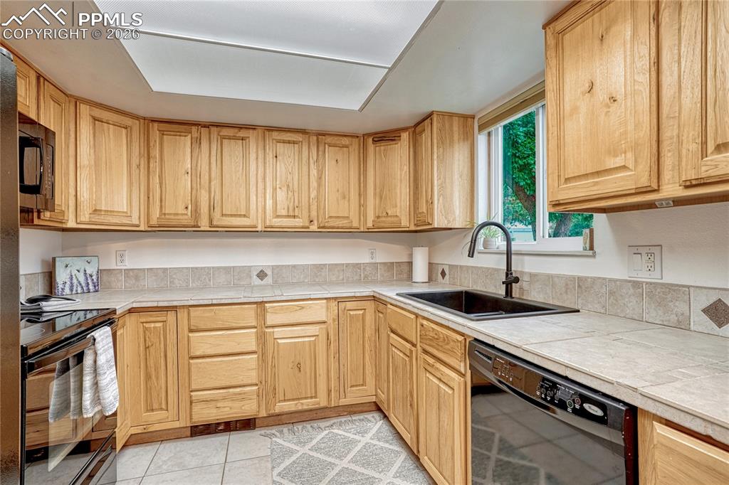 Image 4 of 38: Kitchen