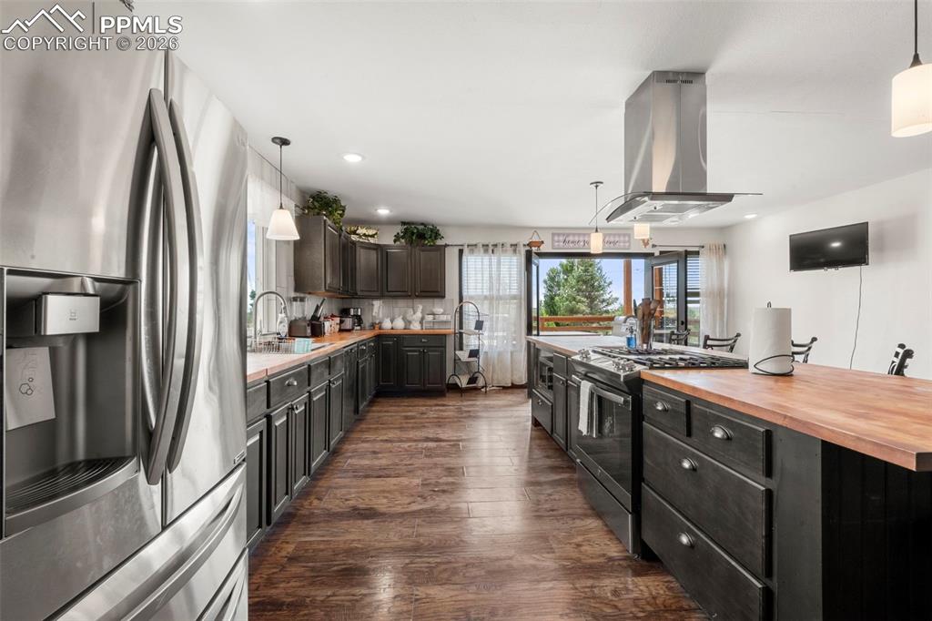 Image 11 of 35: Kitchen