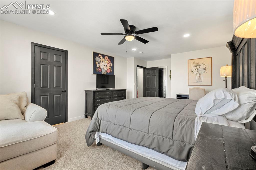 Image 16 of 35: Bedroom