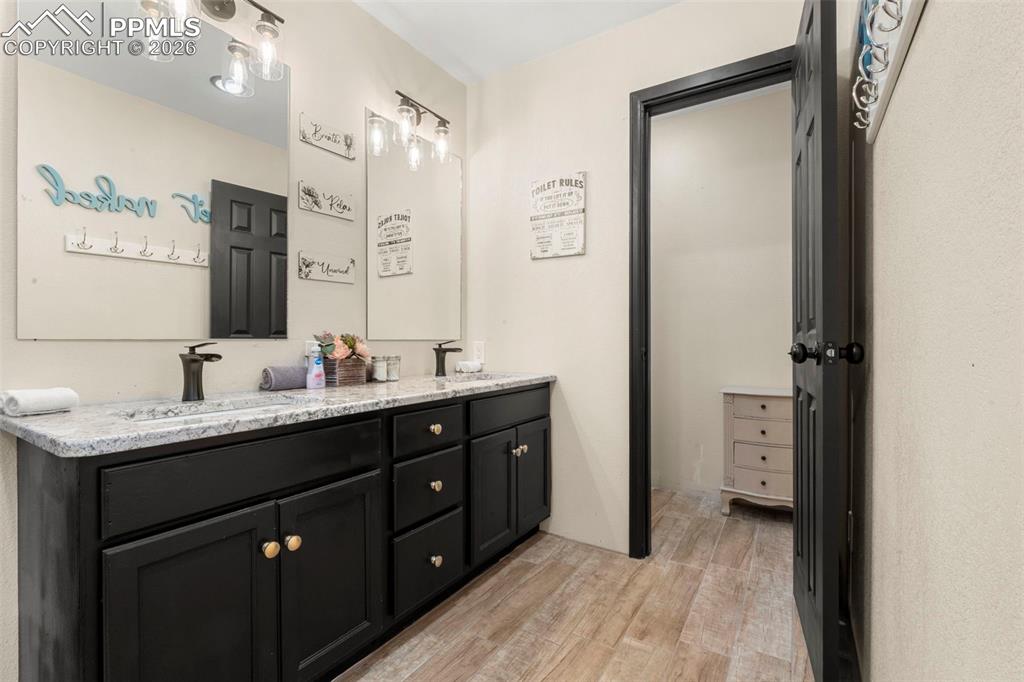 Image 17 of 35: Bathroom