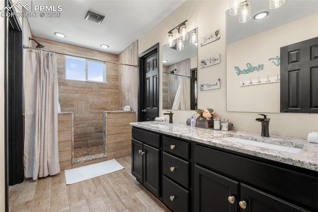 Image 18 of 35: Bathroom