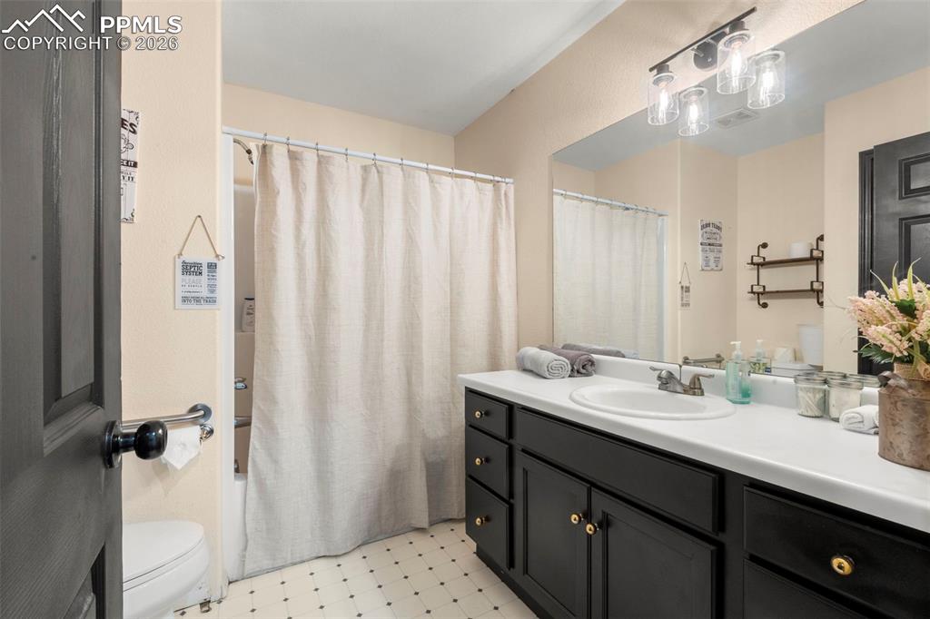 Image 19 of 35: Bathroom