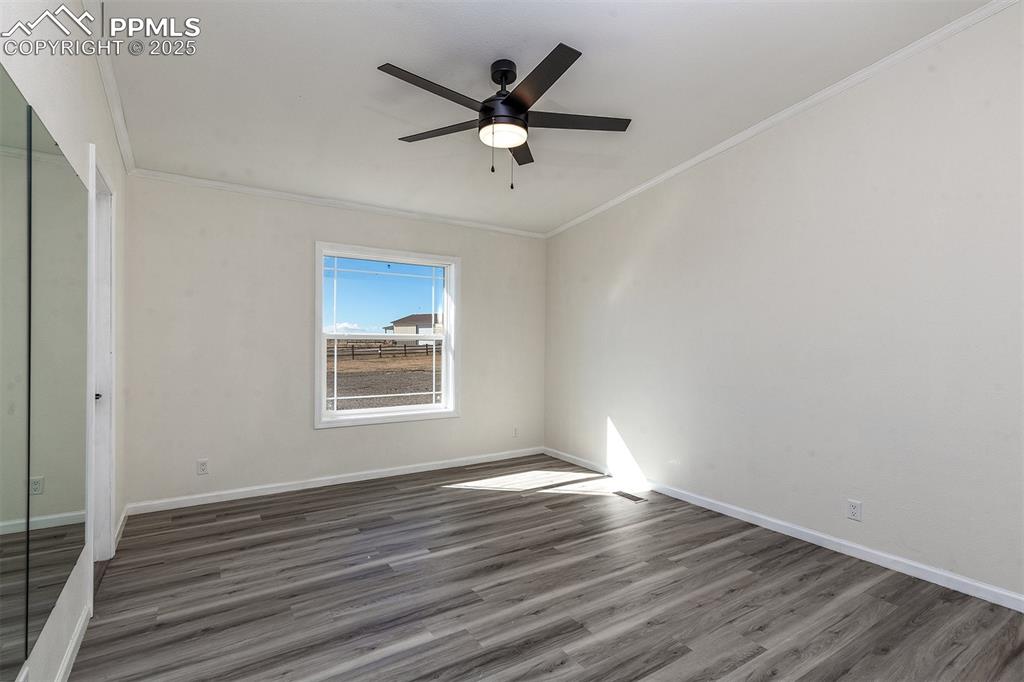 Image 18 of 35: Bedroom