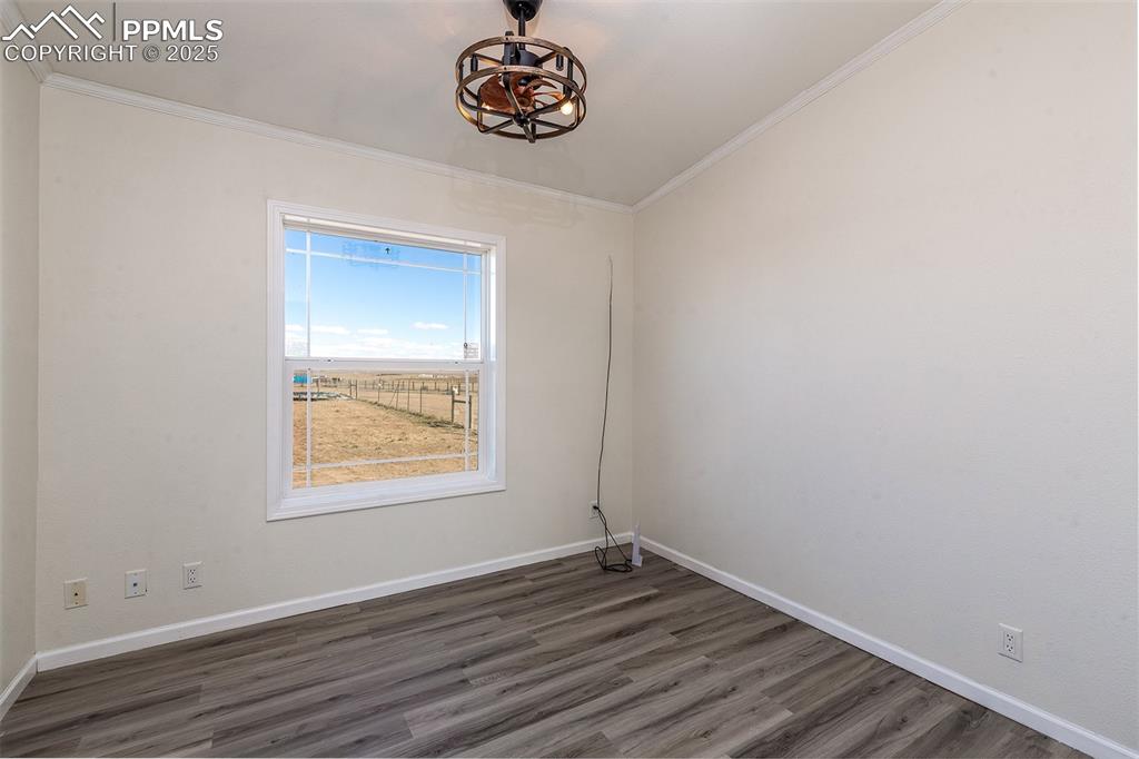 Image 19 of 35: Bedroom