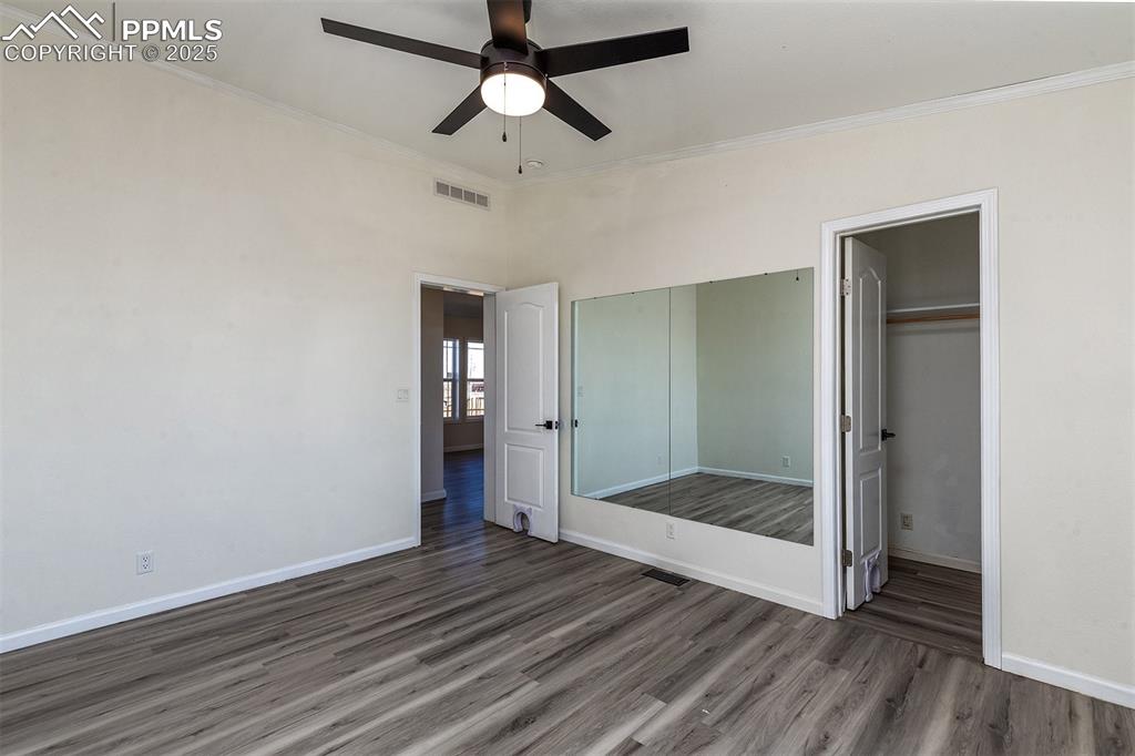 Image 20 of 35: Bedroom