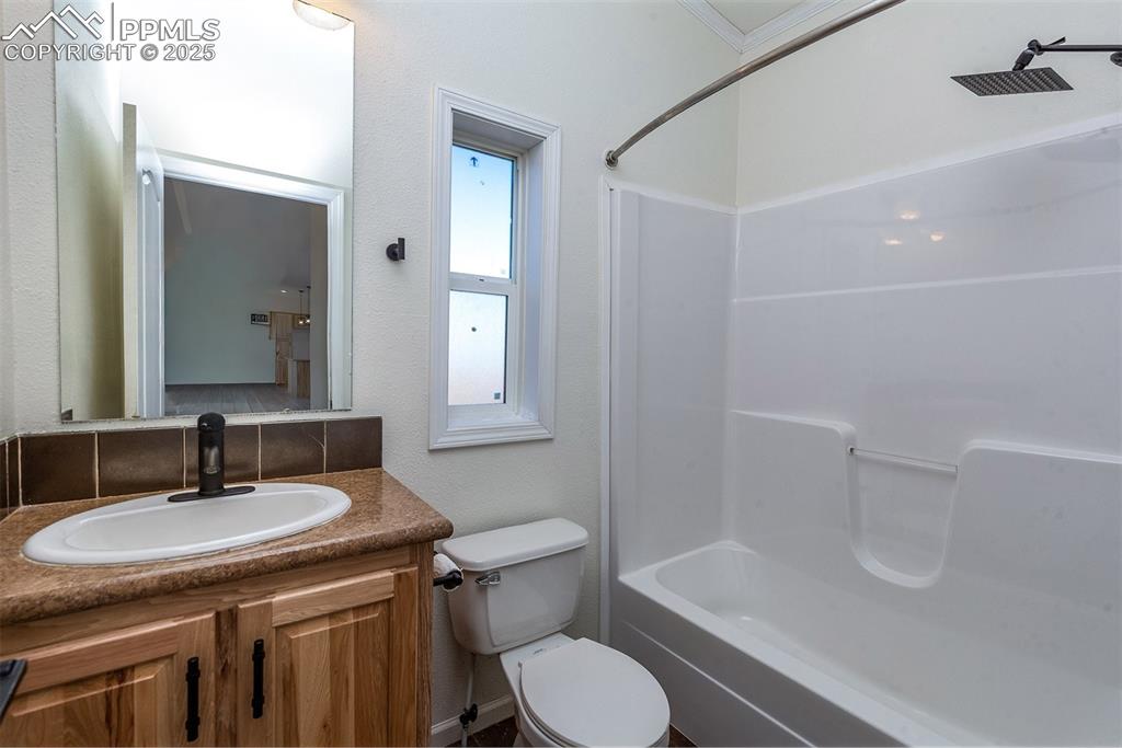 Image 21 of 35: Bathroom