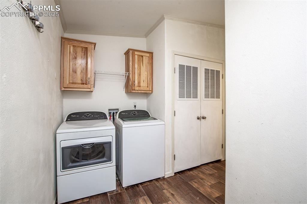 Image 22 of 35: Laundry