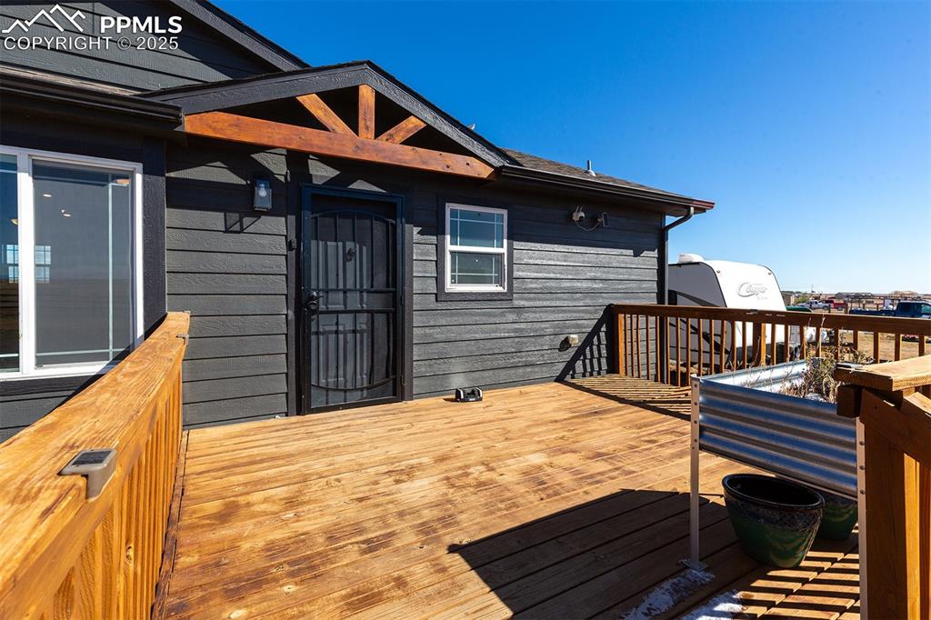 Image 23 of 35: Deck