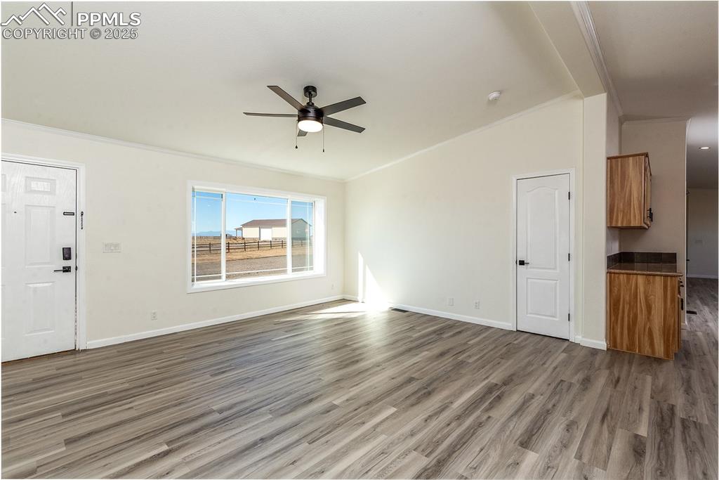 Image 5 of 35: Living Room