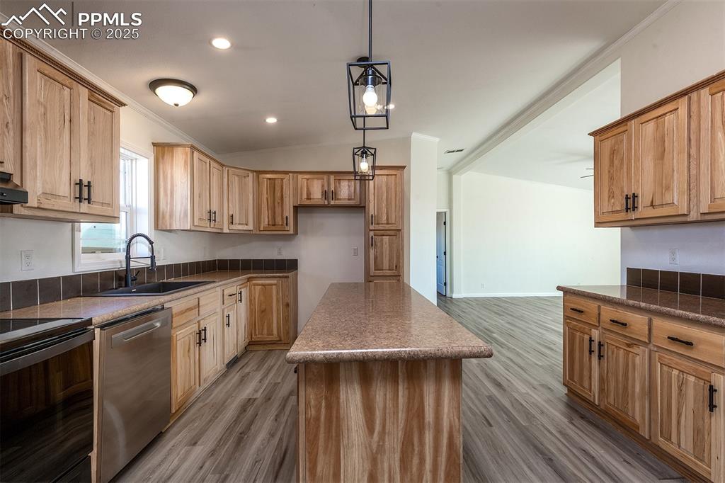 Image 8 of 35: Kitchen