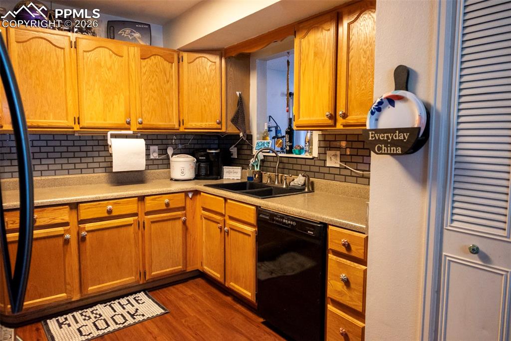 Image 12 of 24: Kitchen