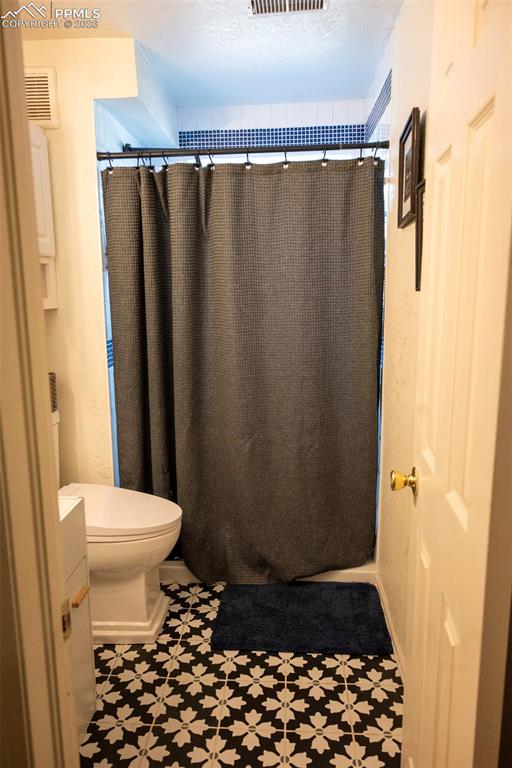 Image 14 of 24: Bathroom