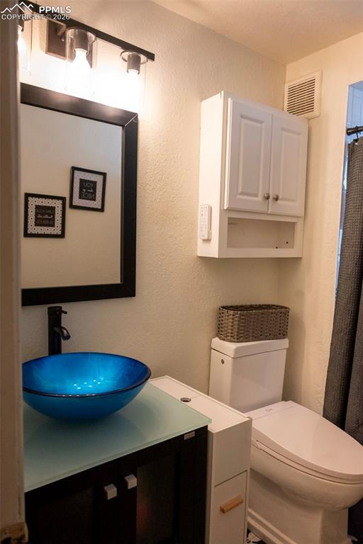 Image 15 of 24: Bathroom